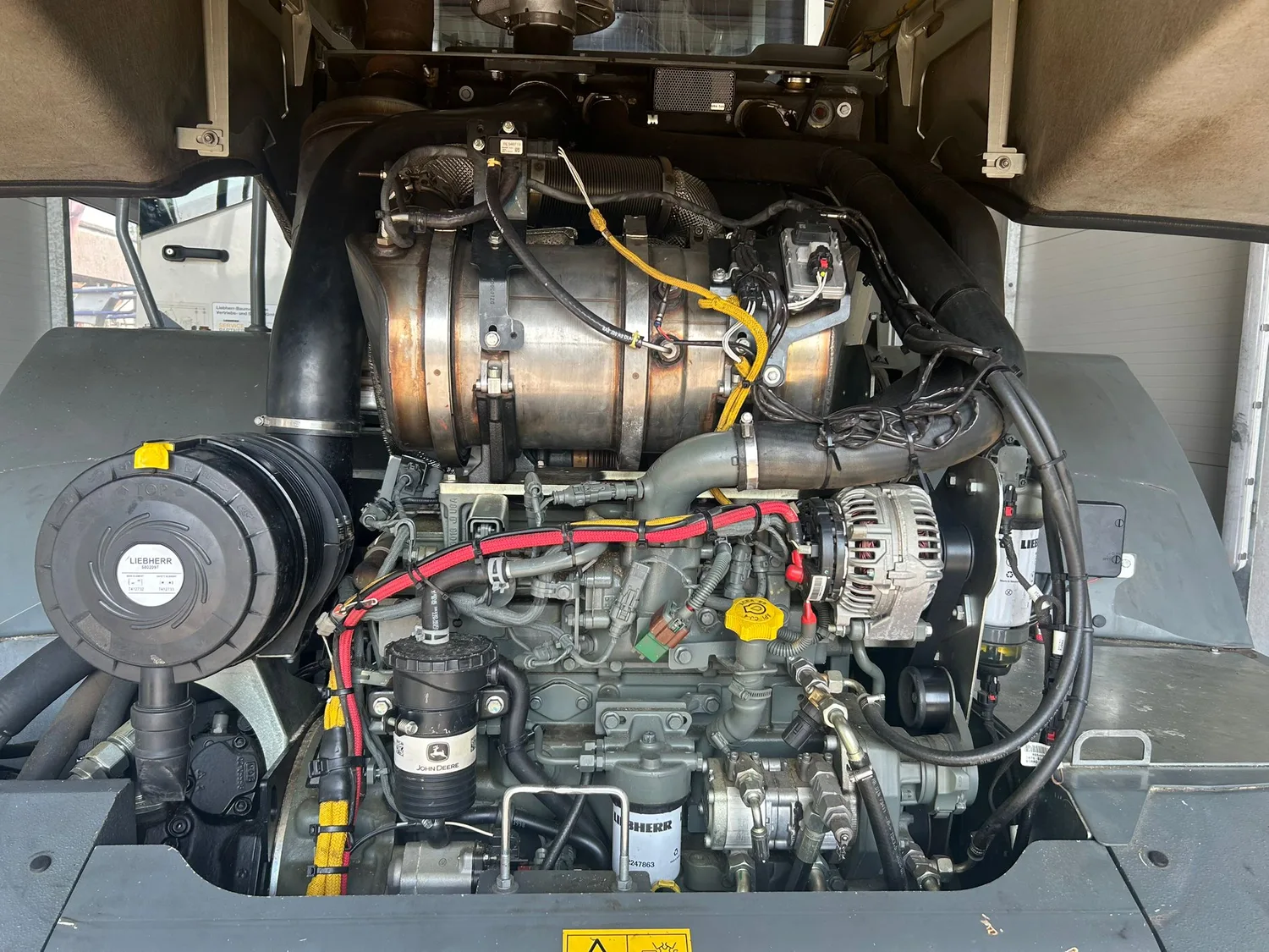 Motorarbeiten an einer Baumaschine