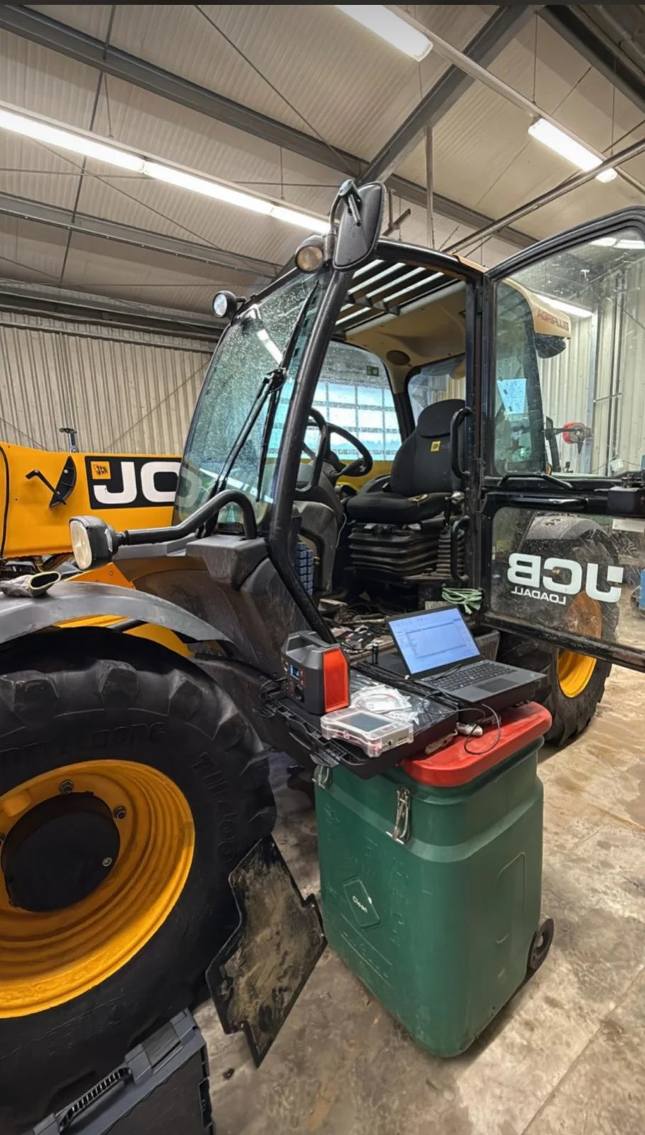 JCB Teleskoplader mit Laptop bei der Diagnose in der Halle