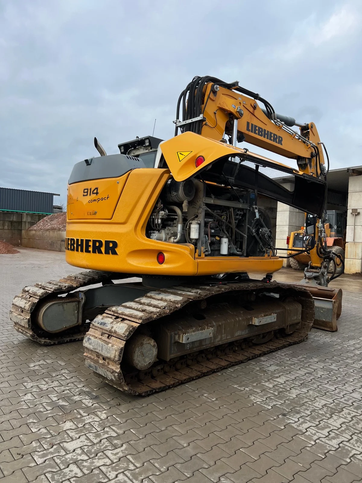 Liebherr Kettenbagger mit geöffneter Motorhaube