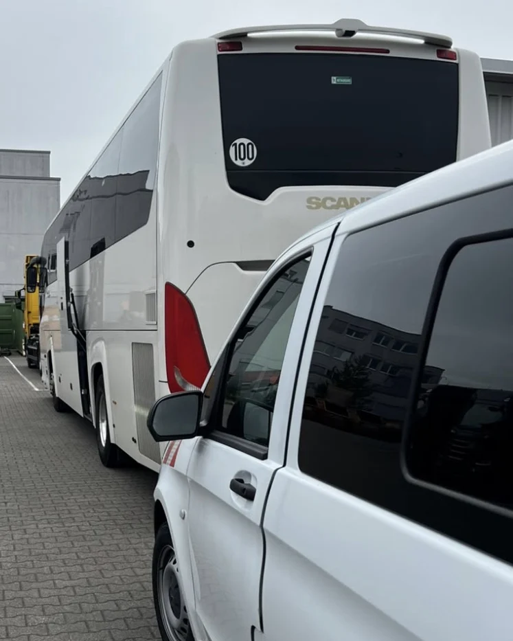 Scania Reisebus und Servicefahrzeug von Euler beim Vor-Ort-Termin