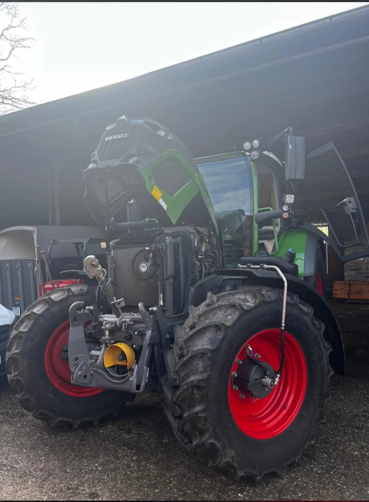 Fendt Traktor mit offenem Motorraum unter einem Unterstand