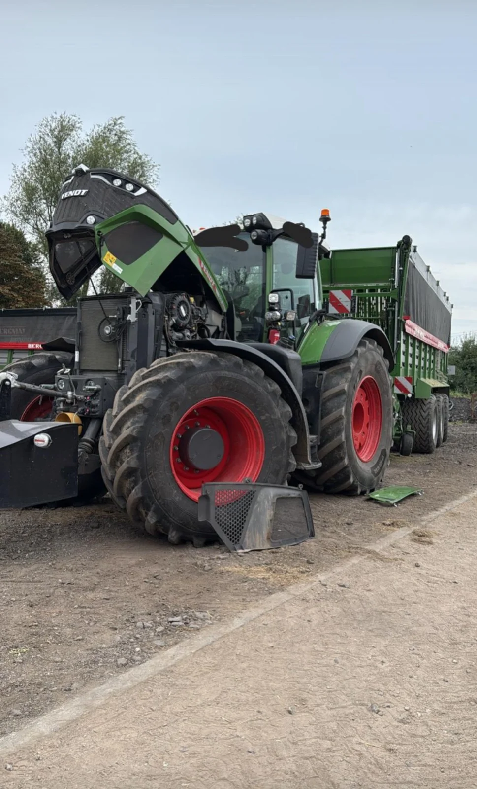 Fendt Großtraktor mit aufgeklappter Motorhaube