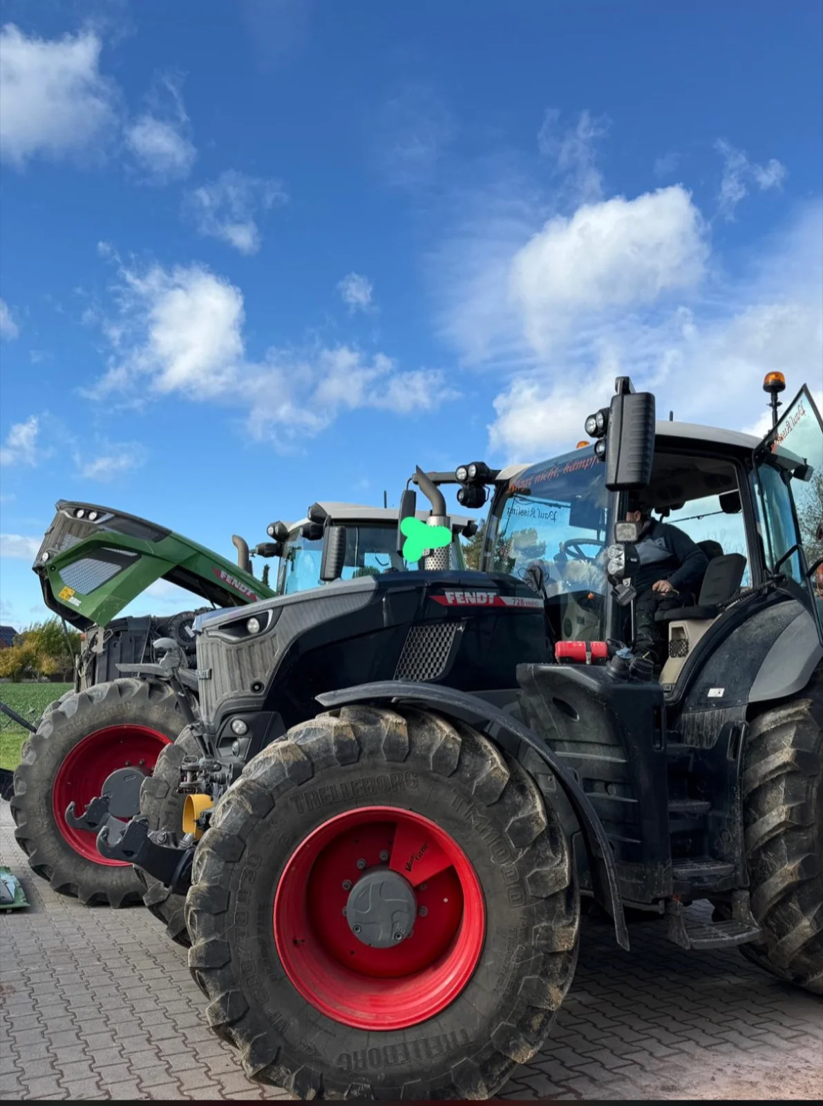 Zwei Fendt Traktoren auf einem Hof