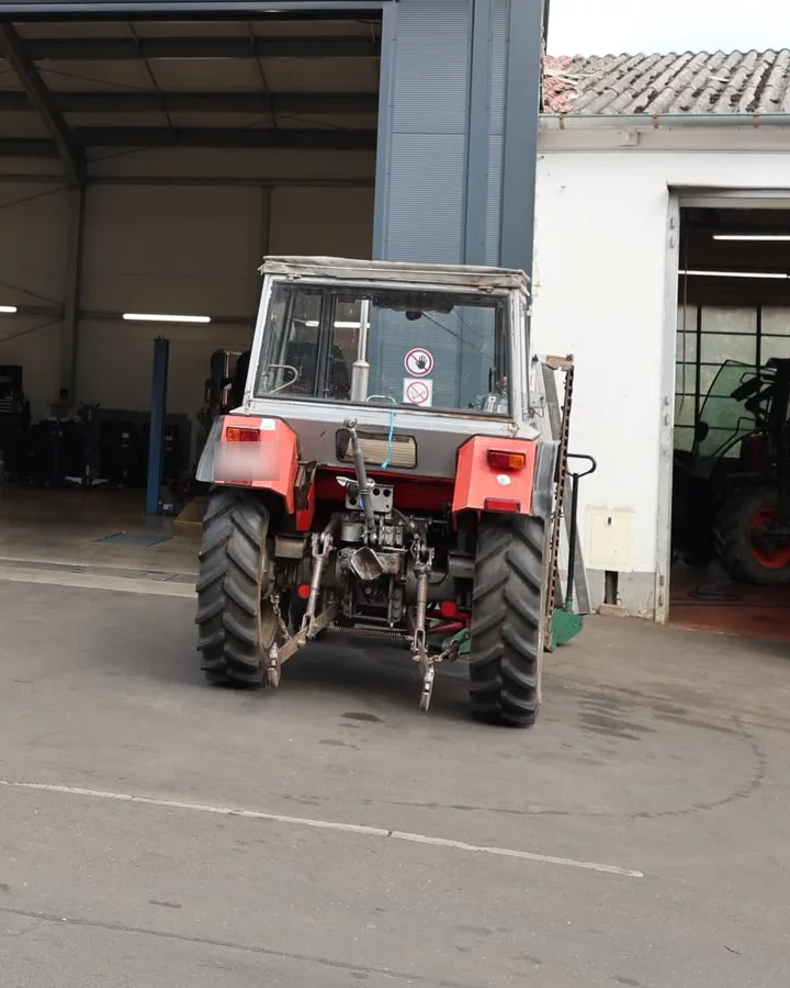 Traktor vor der Werkstatthalle von Euler in Birstein