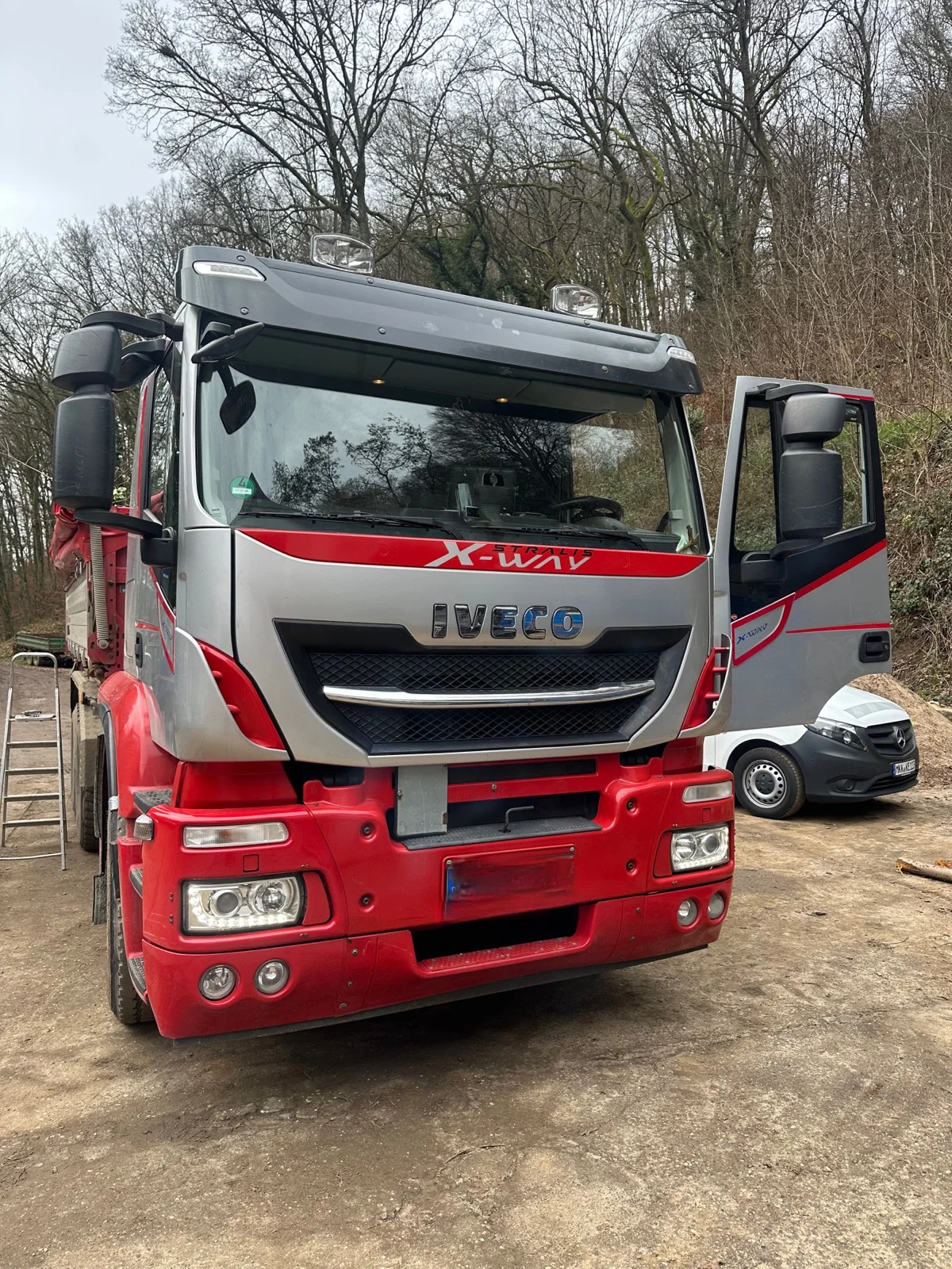 Iveco X-Way Kipper mit teilweise demontierter Front