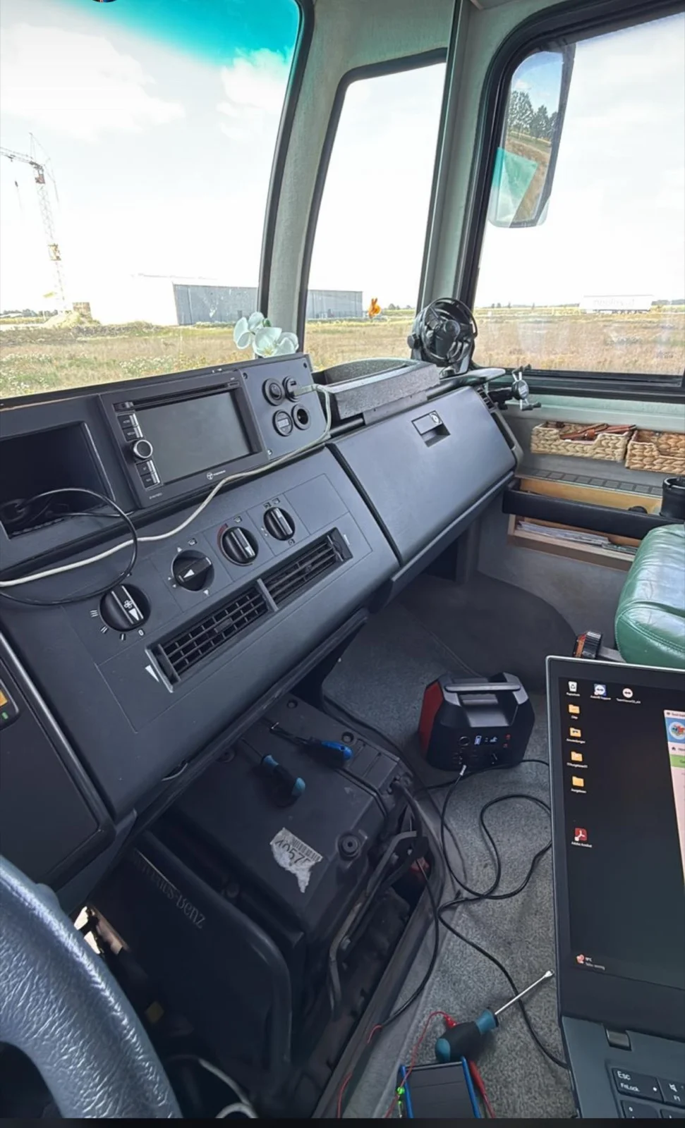 Diagnose mit Laptop in der Fahrerkabine eines Nutzfahrzeugs