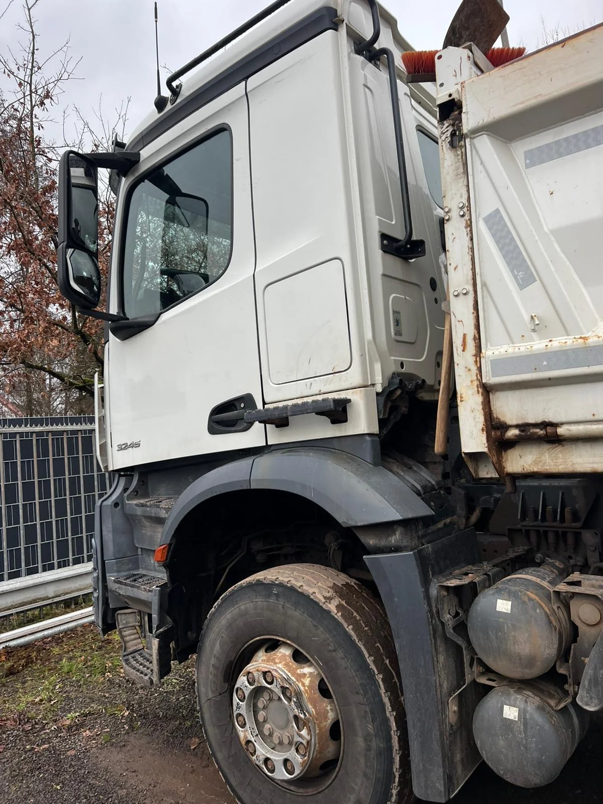 Mercedes Kipper-LKW in der Seitenansicht