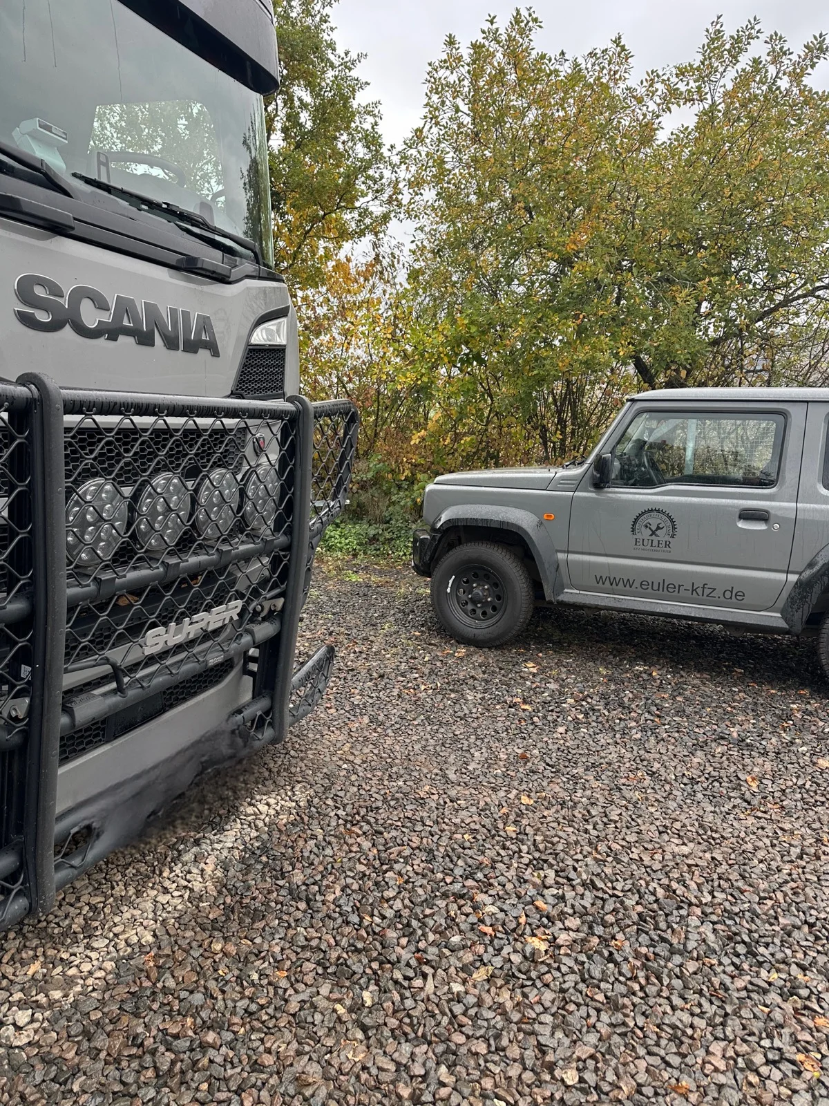 Scania Zugmaschine neben dem Euler-Firmenwagen
