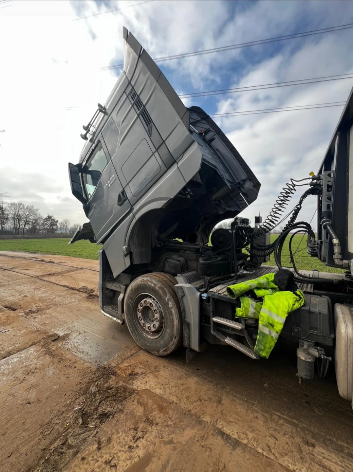 Volvo FH Sattelzugmaschine mit vollständig gekipptem Fahrerhaus