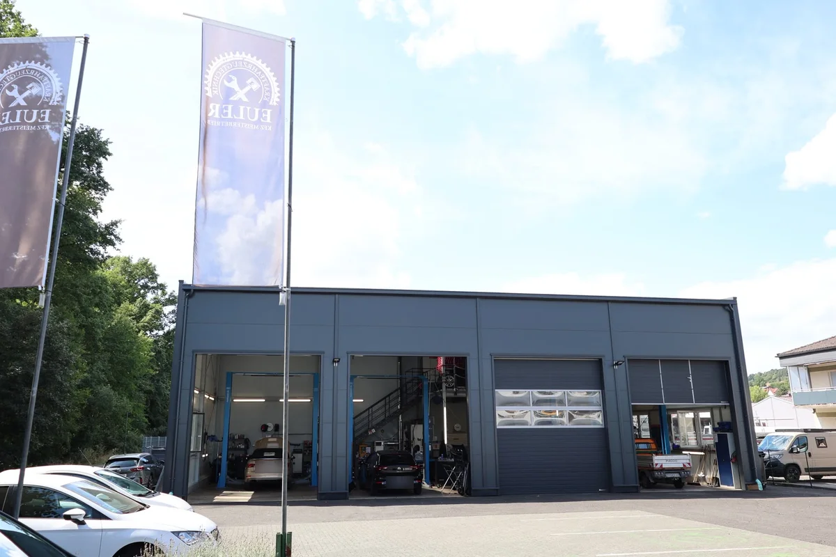 Werkstatthalle in Bad Orb von aussen mit Euler-Fahnen davor