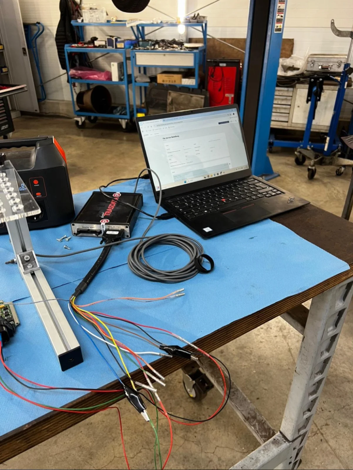 Steuergeräte-Programmierung auf der Werkbank mit Interface und Kabelbaum