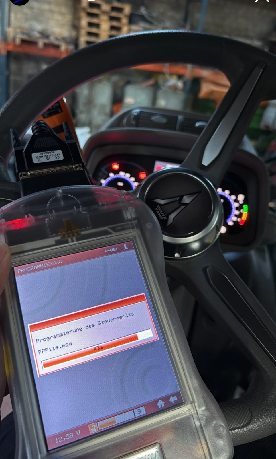 Programmiergerät beim Aufspielen der Steuergeräte-Software im Fahrzeug