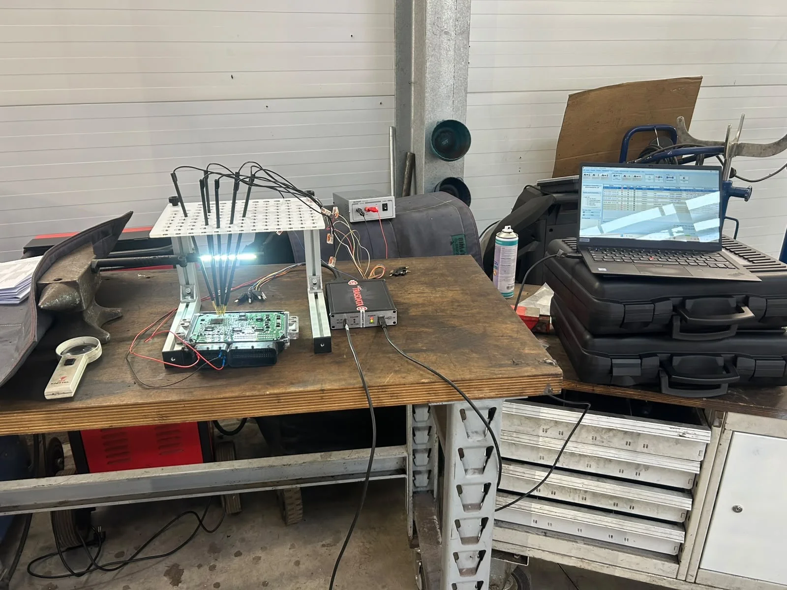 Steuergerät im Nadeladapter auf dem Prüfstand in der Werkstatt