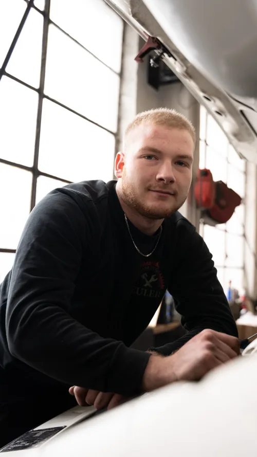 Silas Pleß, Kfz-Mechatroniker bei der Kraftfahrzeugtechnik Euler GmbH