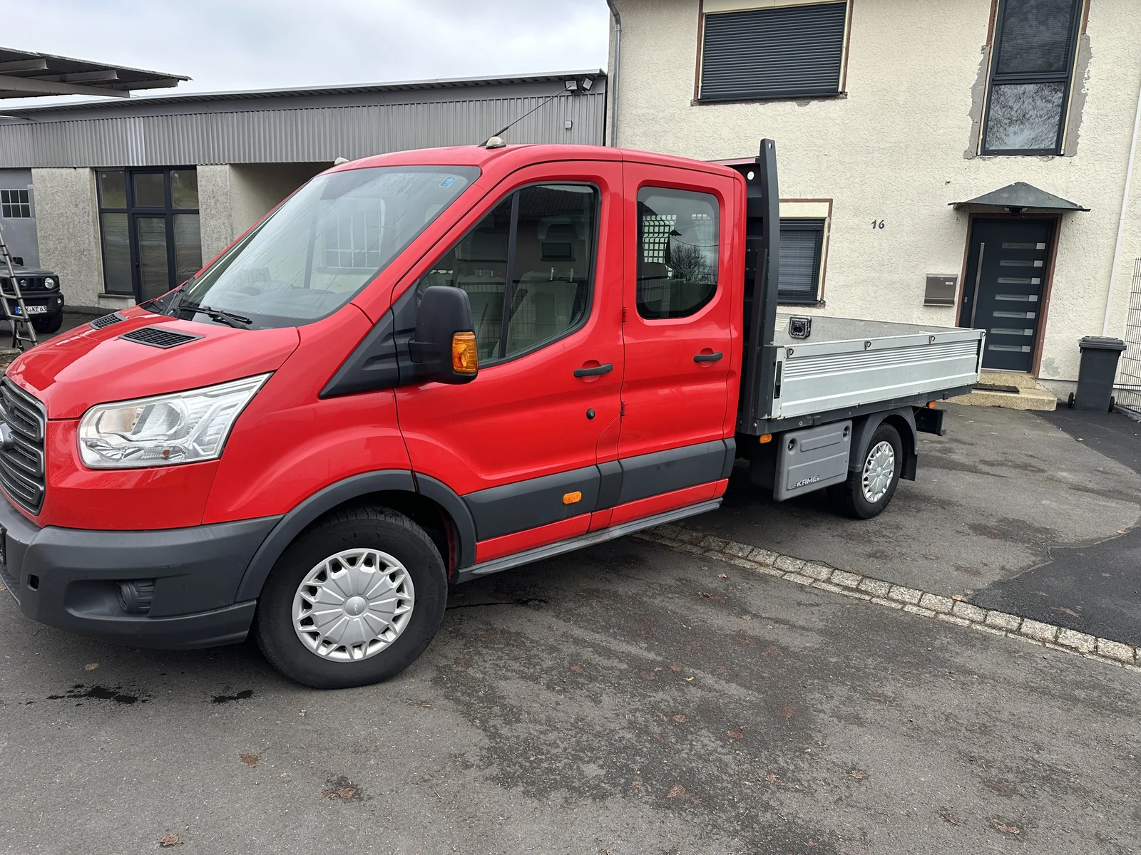 Ford Transit als Doppelkabine mit Pritsche auf dem Hof