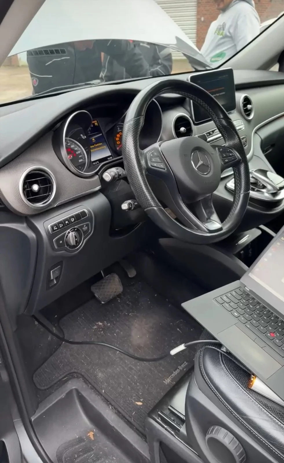 Diagnose mit Laptop im Innenraum eines Mercedes-Transporters