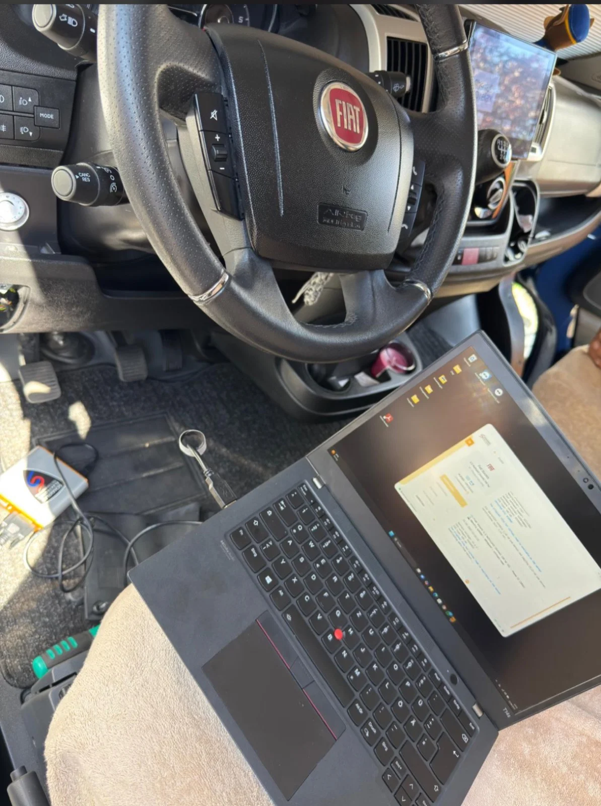 Cockpit eines Fiat Ducato mit Laptop und OBD-Kabel während der Kennfeldoptimierung