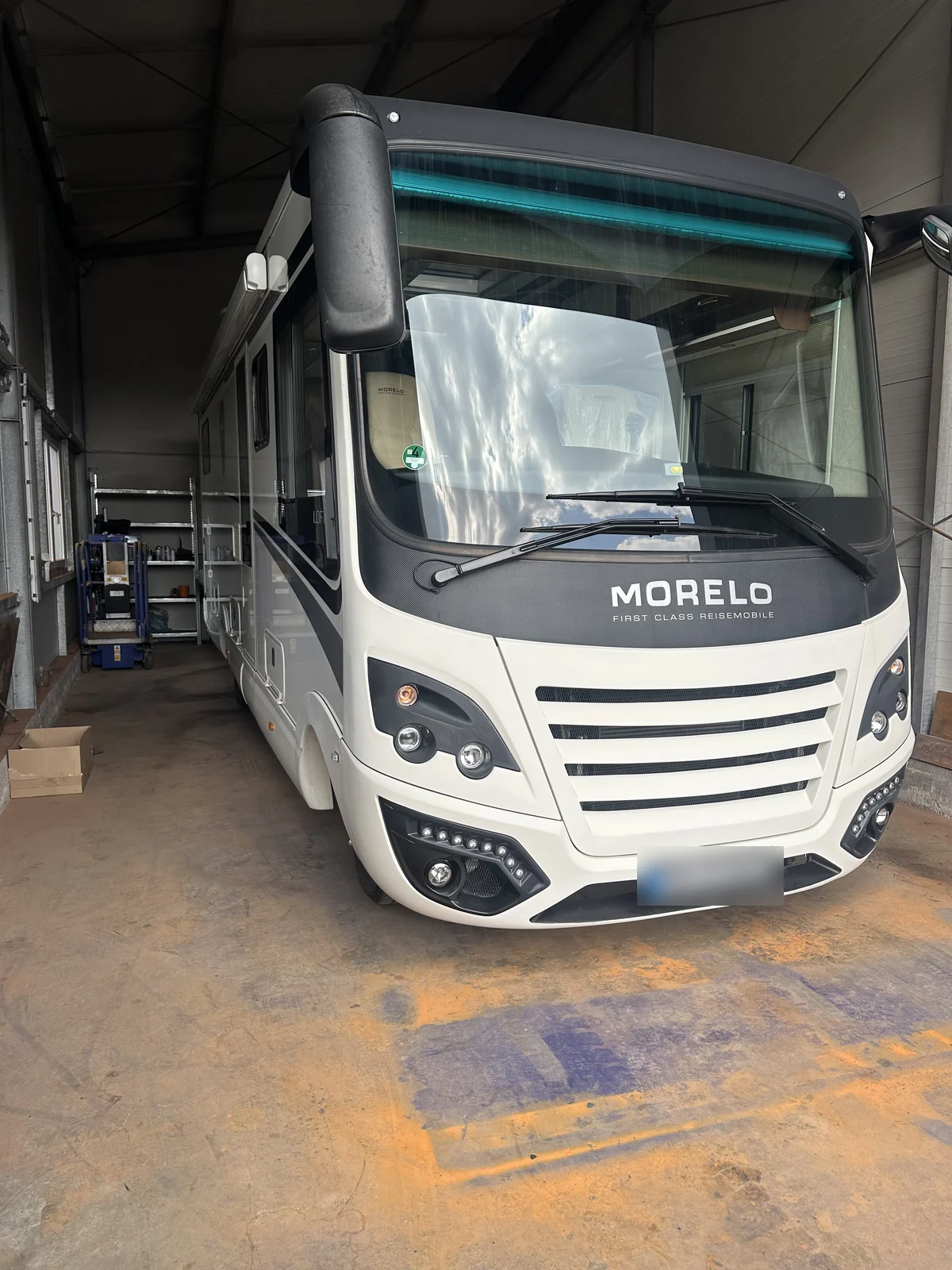 Morelo Reisemobil in der Werkstatthalle von Euler Fahrzeugoptimierung