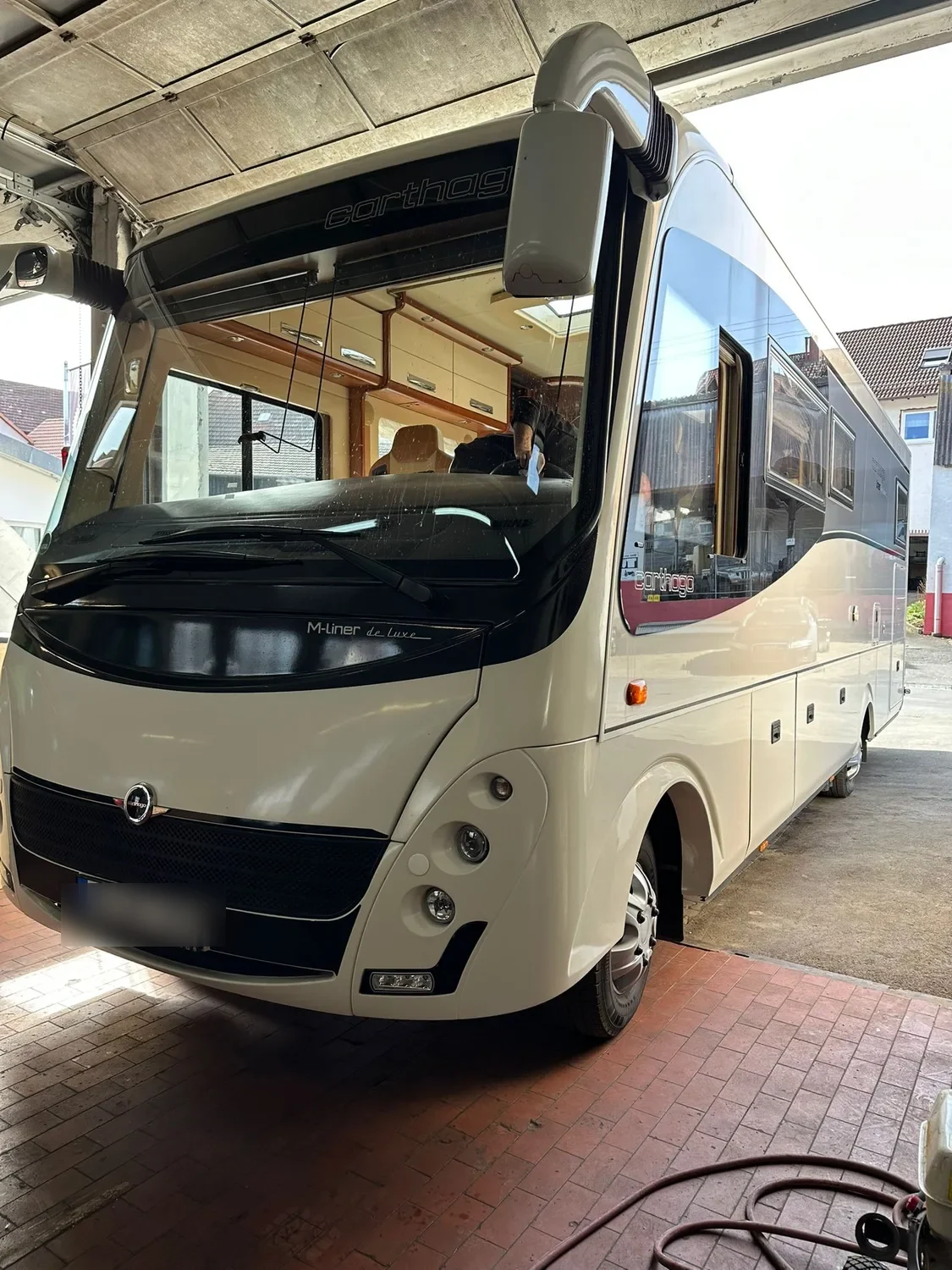 Wohnmobil in der Werkstatthalle von Euler Fahrzeugoptimierung